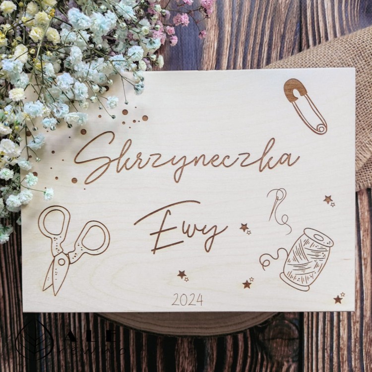 Drewniana skrzynka przybornik dla Babci na nici