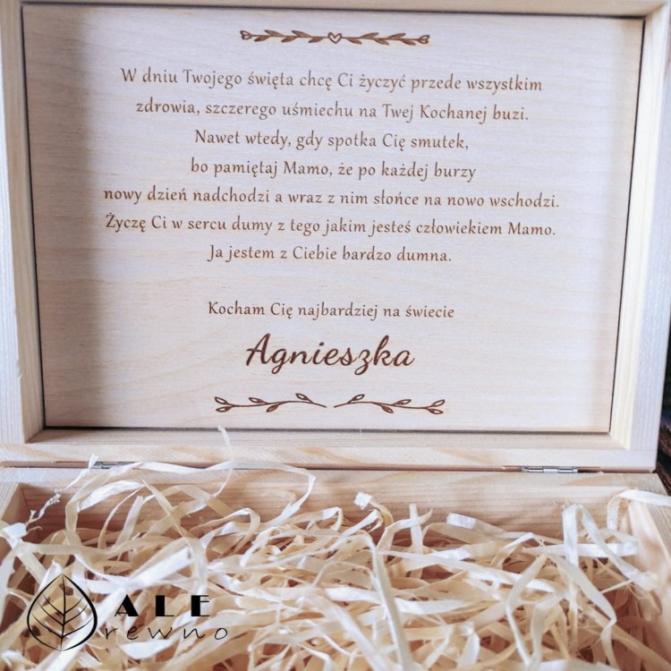 Drewniana skrzynka otwarta na Dzień Mamy