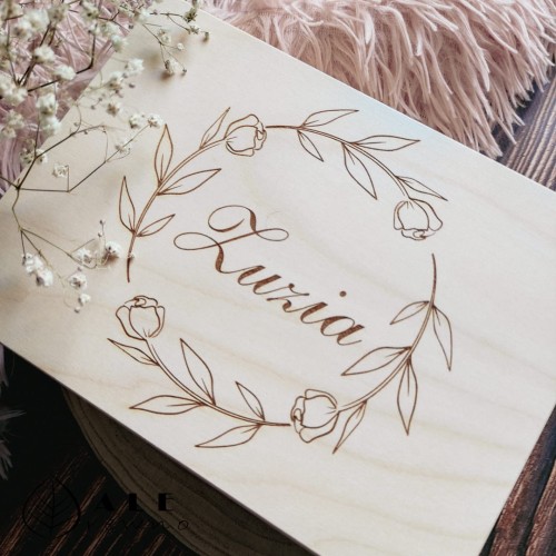 Drewniane pudełko na skarby z przegródkami z motywem kwiatowym