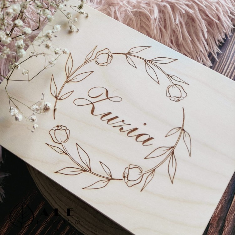 Drewniane pudełko na skarby z przegródkami z motywem kwiatowym