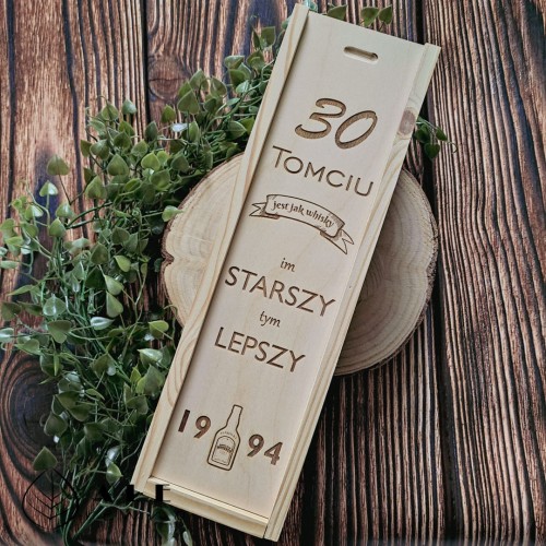 Drewniana skrzynka na alkohol prezent na urodziny