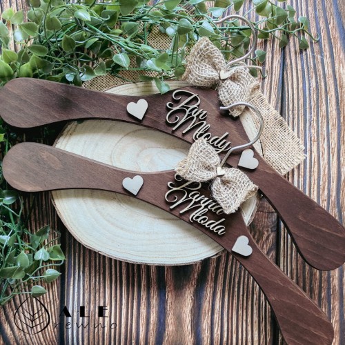 Drewniane wieszaki dla Młodej Pary