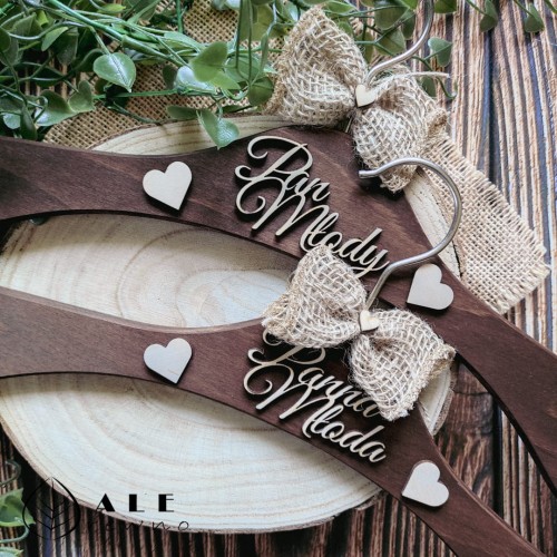 Drewniane wieszaki ślubne z imionami brązowe
