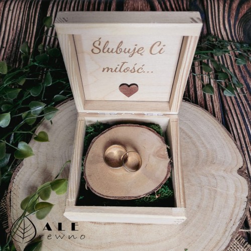 Drewniane pudełko na obrączki ślubne z grawerowanymi imionami