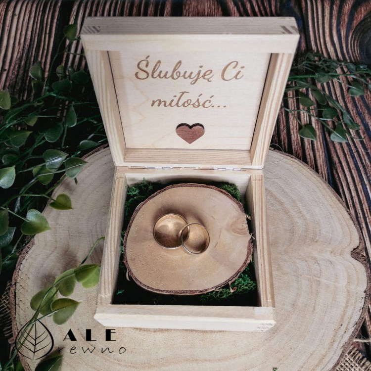 Drewniane pudełko na obrączki ślubne z grawerowanymi imionami