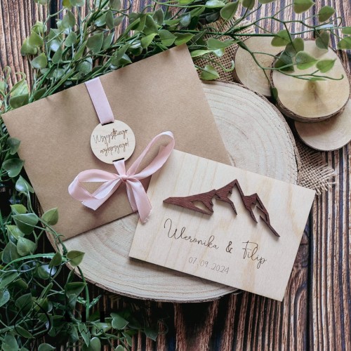 Drewniana kartka ślubna z życzeniami góry