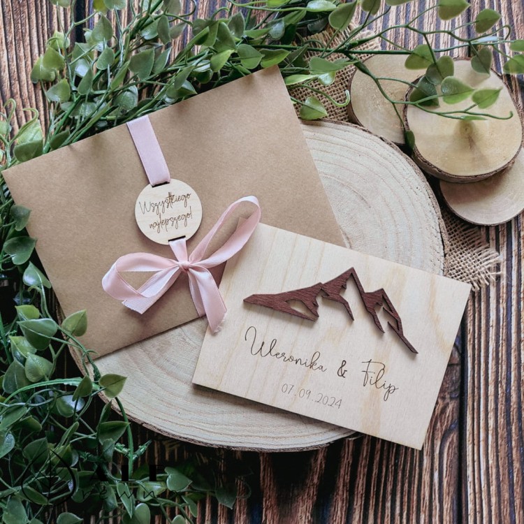 Drewniana kartka ślubna z życzeniami góry
