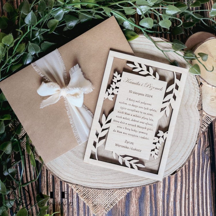 Drewniana kartka ślubna z życzeniami listki