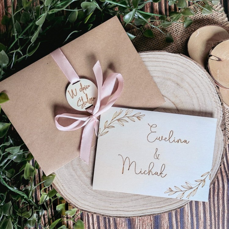 Drewniana kartka ślubna z życzeniami