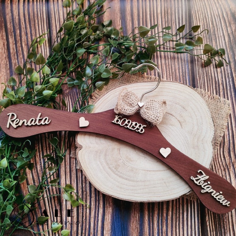 Drewniane wieszaki ślubne dla Młodej Pary