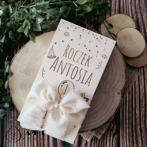 Drewniane pudełko na pieniądze roczek, urodziny