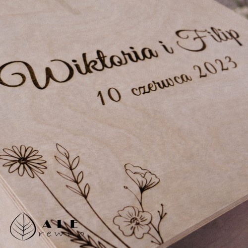 Drewniana skrzynka na koperty ślubne napis