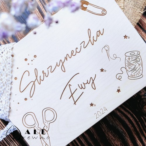 Drewniana skrzynka przybornik dla Babci na nici z grawerem