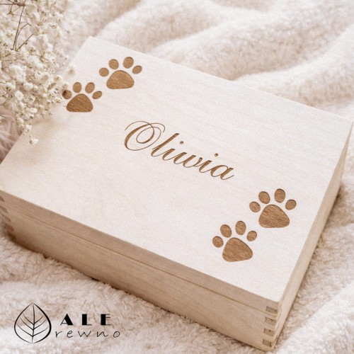 Drewniane pudełko na skarby dziecka z Kocimi Łapkami z boku