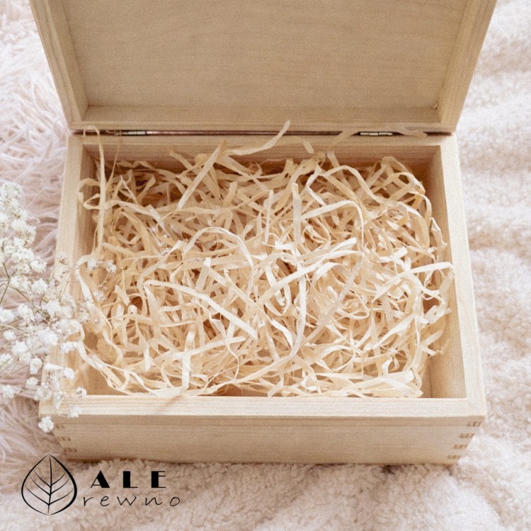 Drewniane otwarte pudełko na skarby