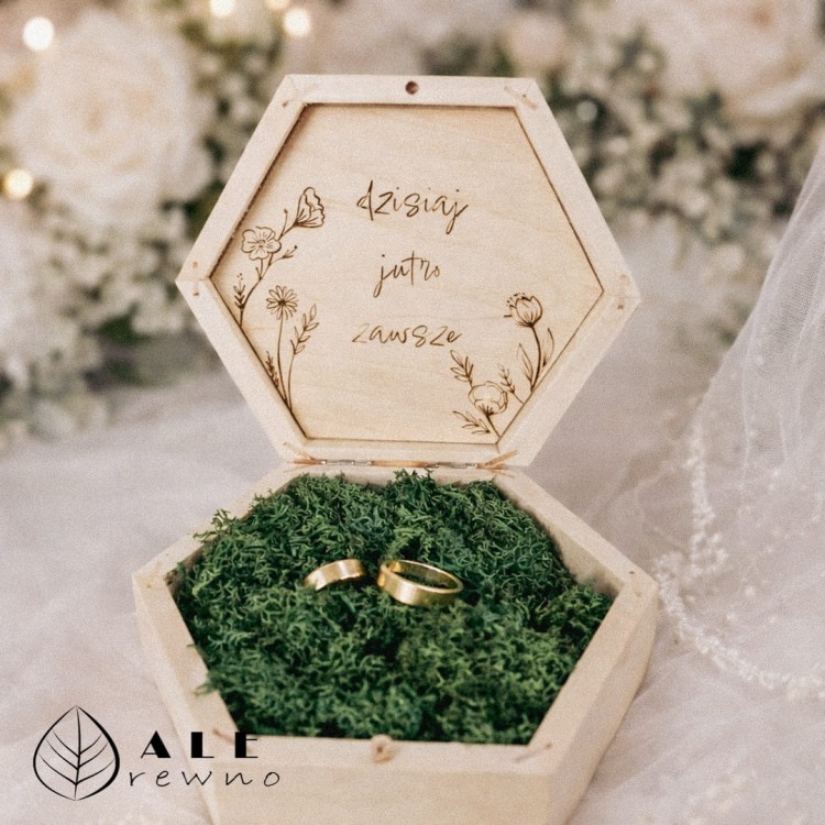 Drewniane pudełko szkatułka na obrączki ślubne