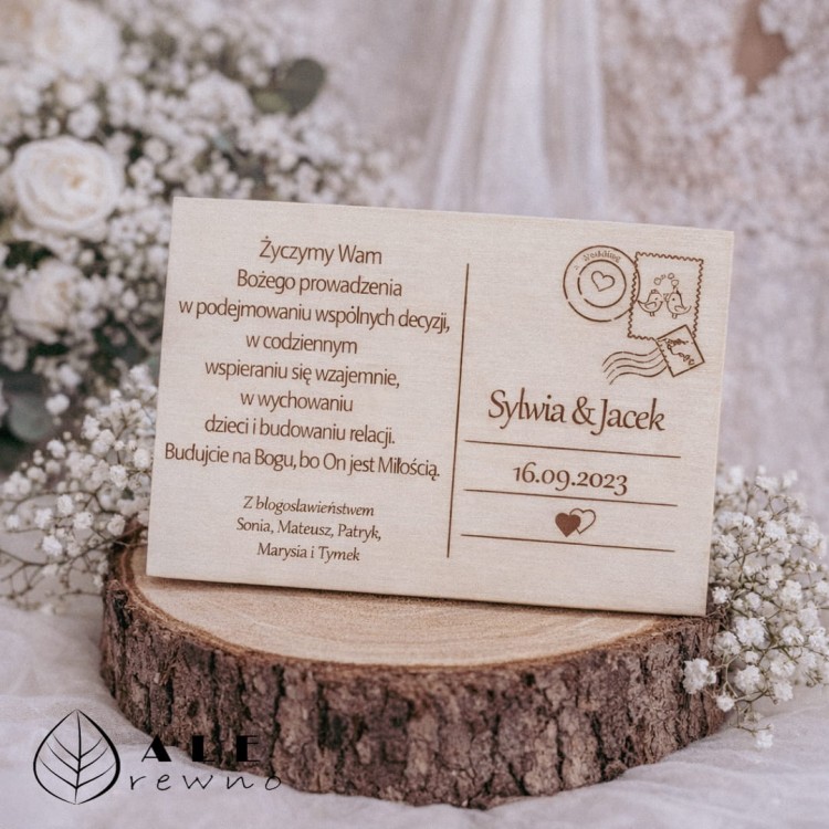 Drewniana kartka z życzeniami na ślub dla Młodej Pary