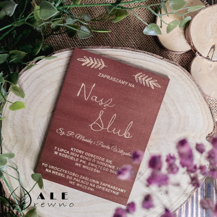 Drewniana kartka brązowa na ślub z życzeniami - kwiatki