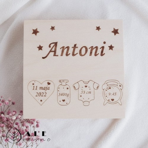 Drewniane pudełko z metryczką dziecka