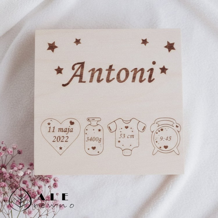 Drewniane pudełko z metryczką dziecka