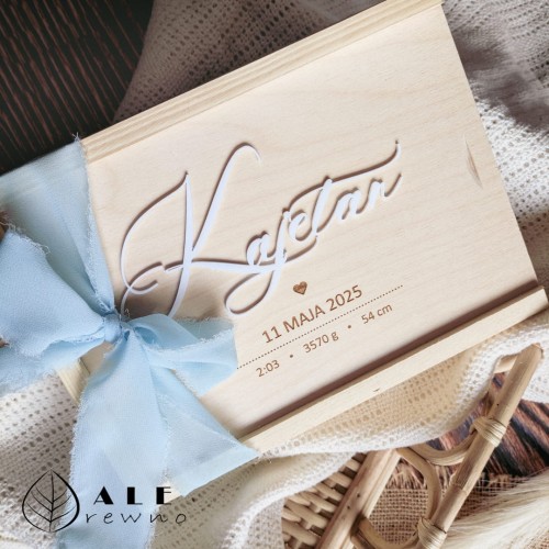 Drewniane pudełko z imieniem i metryczką dla dziecka