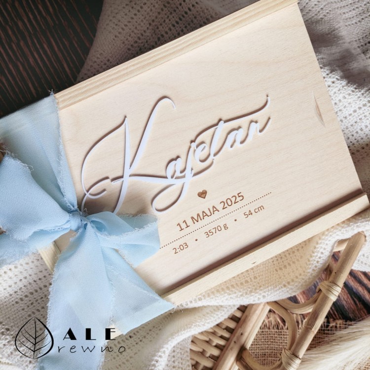 Drewniane pudełko z imieniem i metryczką dla dziecka