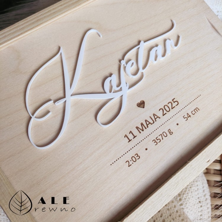 Drewniane pudełko z imieniem i metryczką dziecka