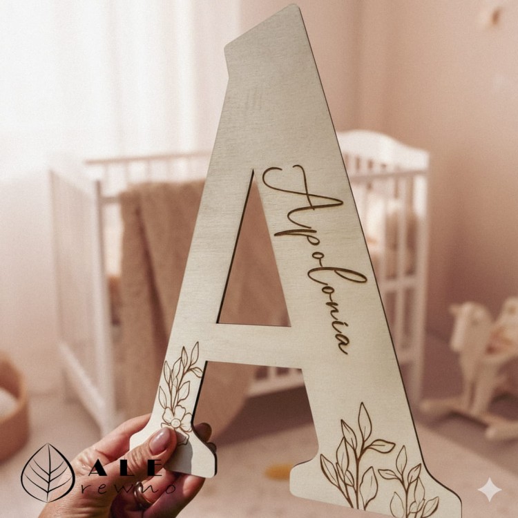 Drewniana litera z grawerowanym imieniem dla dziecka