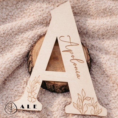 Drewniana litera z grawerowanym imieniem