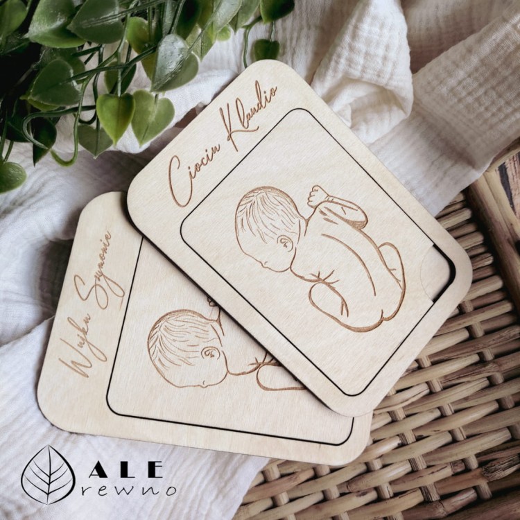 Drewniana kartka z prośbą do chrzestnych