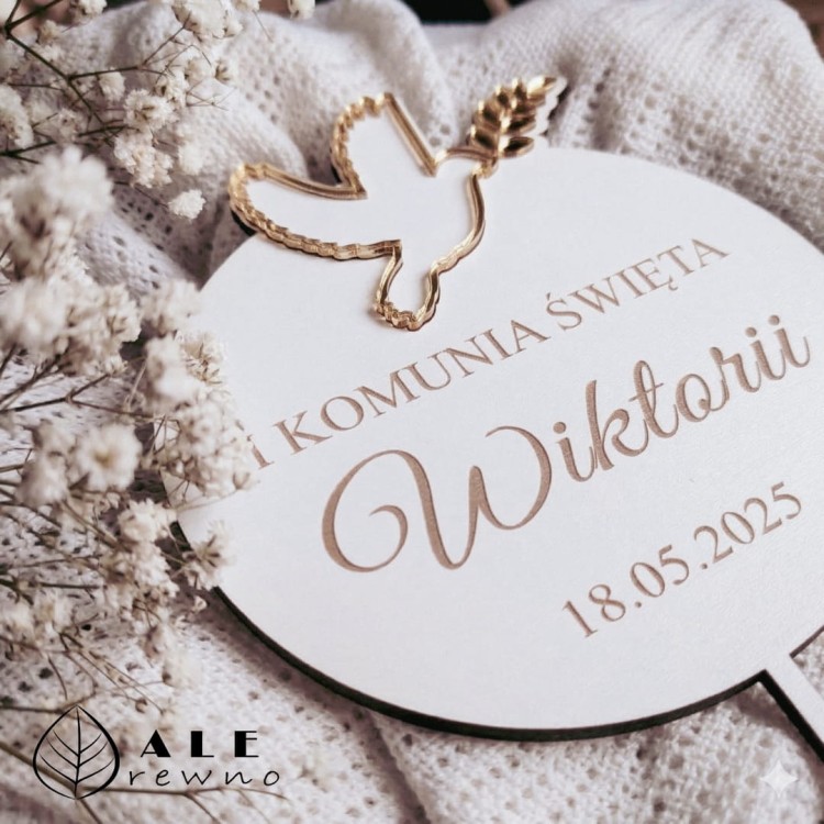 Drewniany topper komunijny z imienie i złotą pleksi