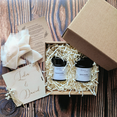 Zestaw box prezentowy świece sojowe 2x120 ml z kartką ślubną Zestaw box prezentowy świece sojowe 2x120 ml z kartką ślubną